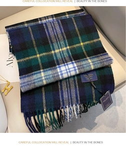 Gros plan d'une écharpe 100% pure laine avec motif à carreaux écossais et franges