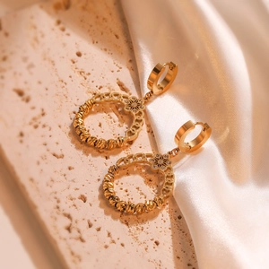 Boucles d'oreilles géométriques en acier doré avec fleurs en zircon et anneau torsadé