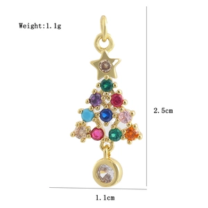 Détail d'un pendentif sapin de Noël doré avec pierres colorées, hauteur 2,5 cm