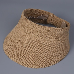 Vue détaillée d'une visière en tricot kaki avec texture paille et bande élastique
