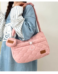 Vue détaillée du sac à bandoulière en nylon matelassé rose avec mini porte-monnaie rond