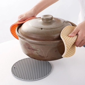 Round honeycomb silicone heat resistant trivet set with anti-scald pot holders for kitchen