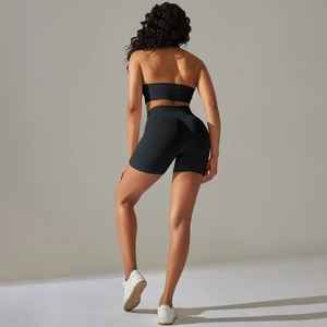 Dettaglio del reggiseno sportivo senza cuciture e pantaloncini fitness nero opaco
