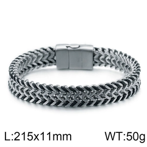 Detailansicht eines gewebten Edelstahl-Armbands mit Magnetverschluss und Lederkordel