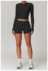 Détail d'un ensemble crop top manches longues et short taille haute en tissu mat extensible