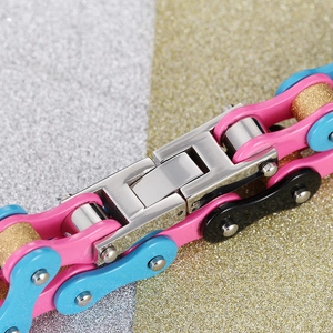 Détail du bracelet chaîne de vélo coloré avec maillons en acier rose, bleu et or