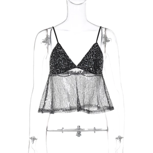 Detailaufnahme des schwarzen Pailletten-Crop-Tops mit Spitzenbesatz und Trägern