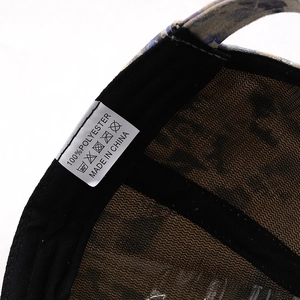 Detail der Baseballkappe innen mit 100% Polyester Etikett und atmungsaktivem Netzfutter