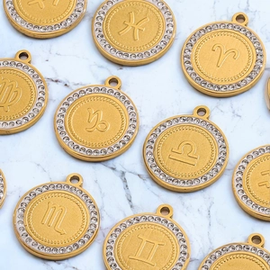 Pendenti 12 segni zodiacali placcati oro 18K con cristalli su fondo marmo