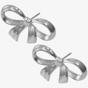 Gros plan de boucles d'oreilles nœuds élégantes en acier inoxydable poli argent