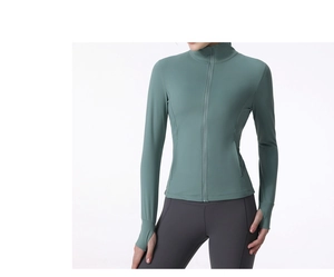 Détail de la manche de veste de sport avec passe-pouces pour un meilleur confort durant l'effort