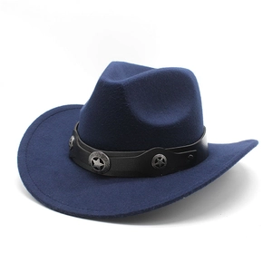 Détail du chapeau de cowboy en feutre bleu foncé avec ruban cuir et ornements étoilés