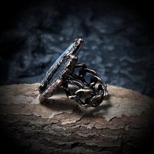Macro di anello a catena in bronzo vintage con trama grezza su legno rustico
