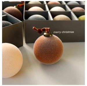 Detail von 8 cm beflockten Weihnachtskugeln in erdigen Morandi-Farben mit Samtaufhängern
