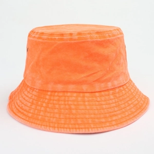 Détail du chapeau bob en coton délavé orange avec bord surpiqué et œillets d'aération