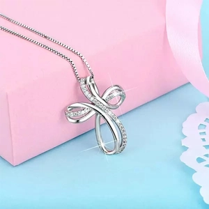 Collana con ciondolo a croce Mobius in argento con zirconi su scatola regalo rosa