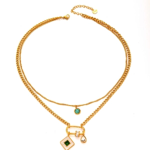 Collana a doppio strato in acciaio inossidabile dorato con pendente turchese e charm