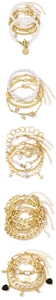 Détail de cinq bracelets dorés multicouches avec perles et pendentifs pièces
