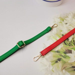 Détails des bandoulières réglables en cuir PU à motif litchi en rouge et vert