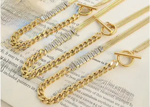 Detalle del collar chapado en oro de 18K con cierre OT y circonita sobre páginas de libro