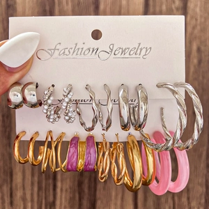 Set de 10 pares de pendientes modernos de metal, resina y perlas en oro y plata