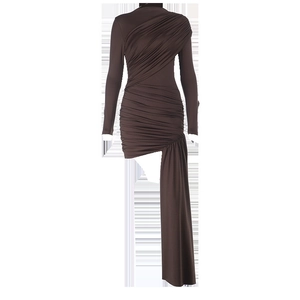 Détail de la fronce latérale et du ruban asymétrique sur la robe marron foncé