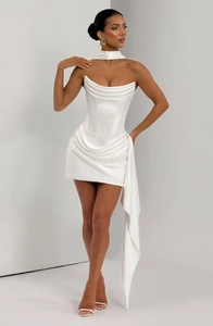Détail de la mini robe en satin blanc avec volants drapés et élégant nœud sur le côté