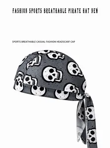Detalle de bandana deportiva transpirable con estampado de calaveras y lazo ajustable