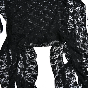 Détail de la dentelle noire transparente et du motif floral de la robe d'été sexy