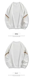 Vue détaillée d'un sweat blanc avec des bandes diagonales marron et beige sur les manches