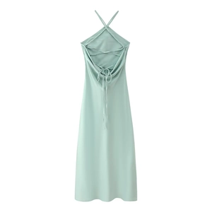 Elegante abito in raso verde menta con schiena scoperta e dettagli con lacci sul retro