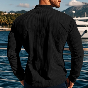 Schmal geschnittenes schwarzes Herren-Henley-Shirt mit vertikaler Kordel-Struktur in Rückansicht