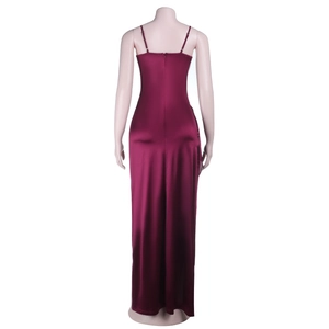 Vue détaillée du dos de la robe de soirée en satin bordeaux avec dentelle et fente