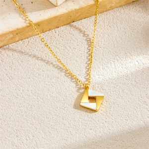 Collier minimaliste plaqué or avec pendentif carré géométrique contrasté sur surface