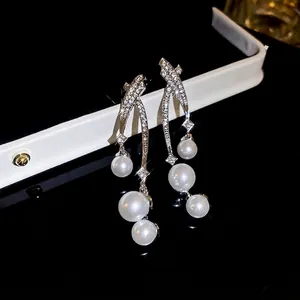 Boucles d'oreilles pendantes en argent avec glands brillants et perles de luxe