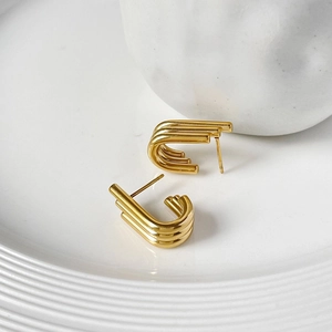 Triple parallel lines C-shaped 18K gold earrings in minimalist geometric wing design