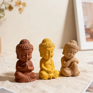 Set di tre statue di piccolo monaco buddha zen per decorazione domestica serena
