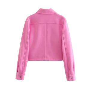 Dettaglio posteriore della giacca in tweed rosa con cucitura e bottoni metallici