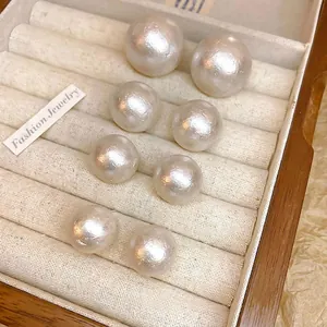 Eleganti Orecchini A Lobo Con Künstliche Perle Tonde Con Perno In Argento Sterling 925 Retro Francese Texture Spazzolata Per Donne
