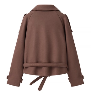 Vue arrière du manteau court en laine marron avec ceinture et détails aux poignets