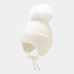 Détail du bonnet en tricot blanc avec protège-oreilles et grand pompon en fourrure
