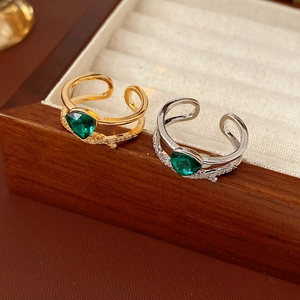 Détail de la bague croisée ajustable avec émeraude poire et cristaux incrustés