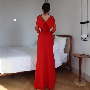 Elegantes rotes Abendkleid aus Spitze mit rückenfreiem Schleifendesign und Meerjungfrau-Schnitt