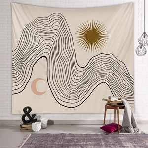 Detail eines minimalistischen Boho-Wandteppichs mit Sonnen- und Mond-Motiv im Wohnraum