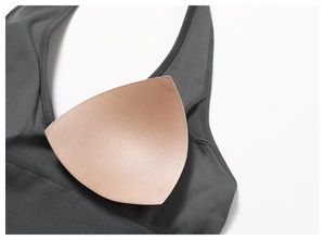 Détail d'un soutien-gorge de sport gris foncé avec coussinets amovibles et maille tricotée