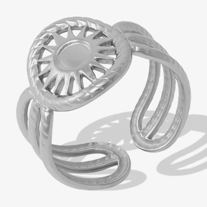 Détail de la bague soleil argentée avec anneau triple couche et bordure torsadée