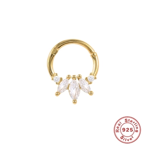 Détail du piercing de nez en argent 925 doré avec zircons marquise et brillants