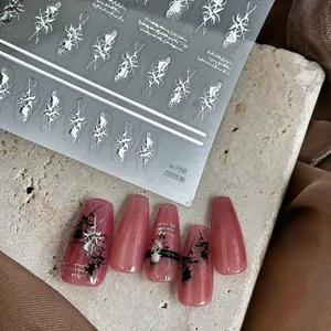 Dettaglio di adesivi per unghie rosa argento con spine metalliche in rilievo su rosa