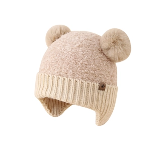 Cappello invernale beige in maglia per neonati con doppi pompon e paraorecchie caldi