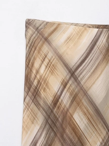 Detailansicht des beigebraun karierten Satinstoffs mit feiner Pinselstrich-Textur